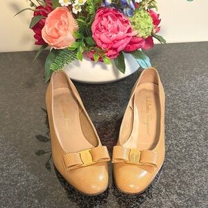 Salvatore Ferragamo Beige Leather Bow Flats